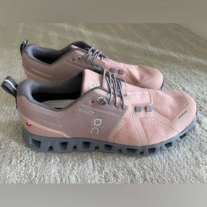 On cloud running sneakers